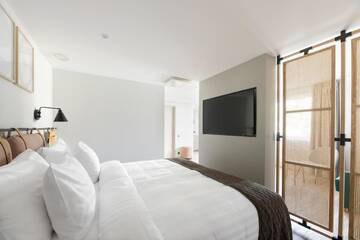 Фото номера Семейный номер (для 2 взрослых и 2 детей) Отель Oru Hub Hotel г. Таллин 2