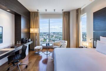 Фото номера Представительский номер &quot;Свисс&quot; c кроватью размера &quot;king-size&quot; Отель Swissotel Tallinn г. Таллин 3