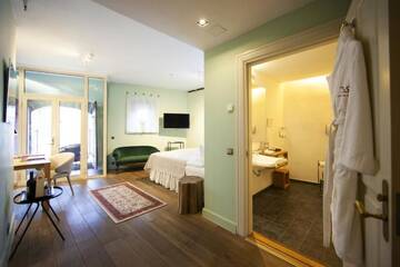Фото номера Улучшенный двухместный номер с 1 кроватью Отель The Three Sisters Boutique Hotel г. Таллин 8