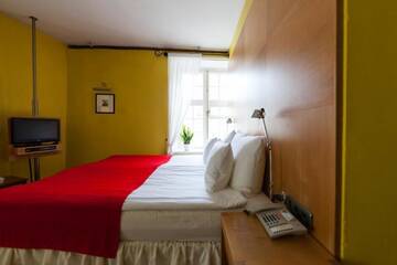 Фото номера Улучшенный двухместный номер с 1 кроватью Отель The Three Sisters Boutique Hotel г. Таллин 11