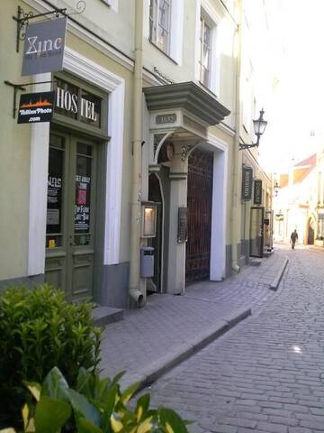 Фото номера Трехместный номер Хостелы Zinc Old Town Hostel Tallinn г. Таллин 22