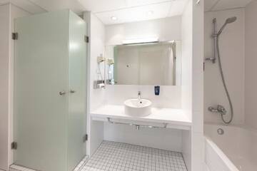 Фото номера Семейный номер Отель Park Inn by Radisson Meriton Conference &amp; Spa Hotel Tallinn г. Таллин 3