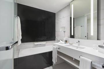 Фото номера Двухместный номер с 2 двуспальными кроватями Отель Hilton Tallinn Park г. Таллин 3