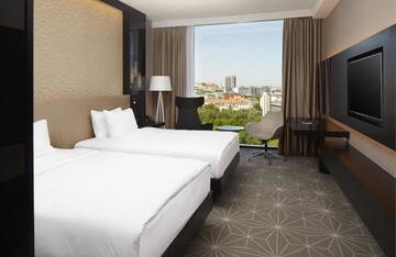 Фото номера Двухместный номер с 2 двуспальными кроватями Отель Hilton Tallinn Park г. Таллин 2
