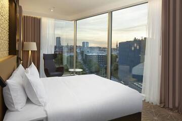 Фото номера Суперлюкс с 1 спальней и кроватью размера &quot;king-size&quot; Отель Hilton Tallinn Park г. Таллин 2