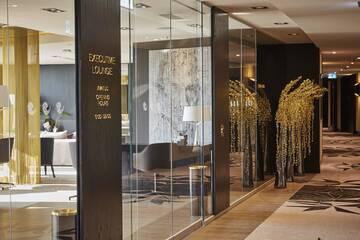 Фото номера Представительский номер с кроватью размера «king-size» Отель Hilton Tallinn Park г. Таллин 2