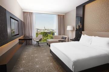 Фото номера Номер с кроватью размера «king-size» Отель Hilton Tallinn Park г. Таллин 2
