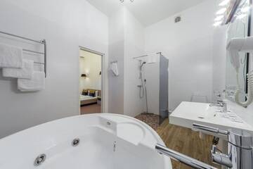 Фото номера Люкс с кроватью размера &quot;queen-size&quot; и гидромассажной ванной Отель Aquamarine Hotel г. Таллин 10