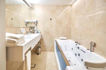 Фото номера Люкс с балконом Отель Metropol Spa Hotel г. Таллин 7