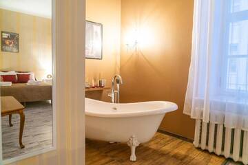Фото номера Люкс с видом на город Отель Godart Rooms г. Таллин 8