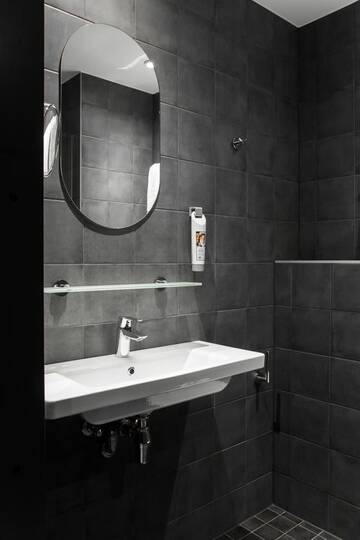 Фото номера Семейный номер с дополнительной кроватью Отель ibis Tallinn Center г. Таллин 7
